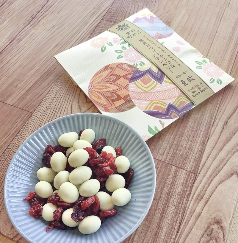 京の町かど「黒豆ホワイトチョコ＆クランベリー」の販売を開始いたしました。
